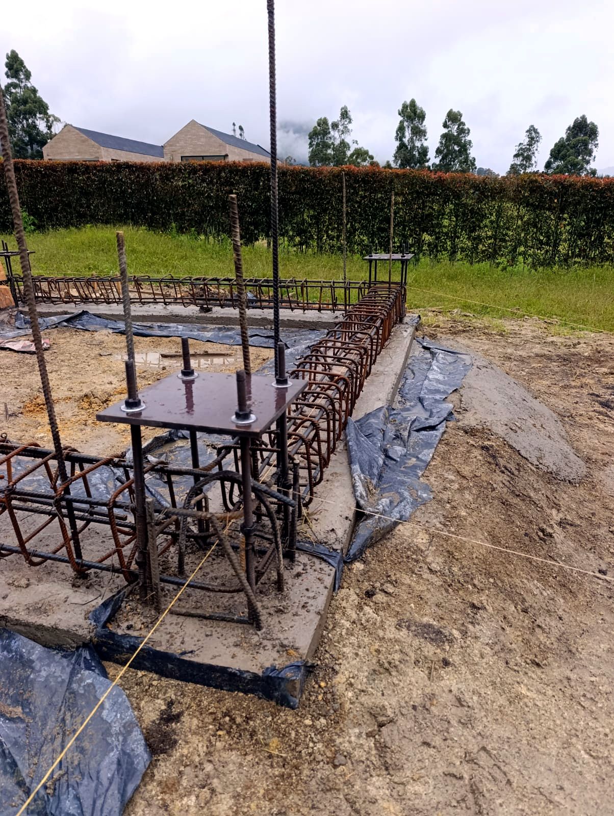 Pedestal con anclajes metálicos preinstalados y acero de refuerzo