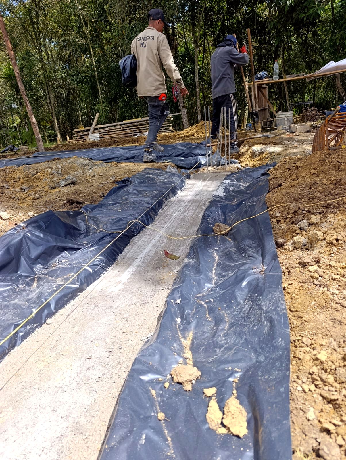 Zanja de viga de fundación con solado de limpieza y polietileno instalado