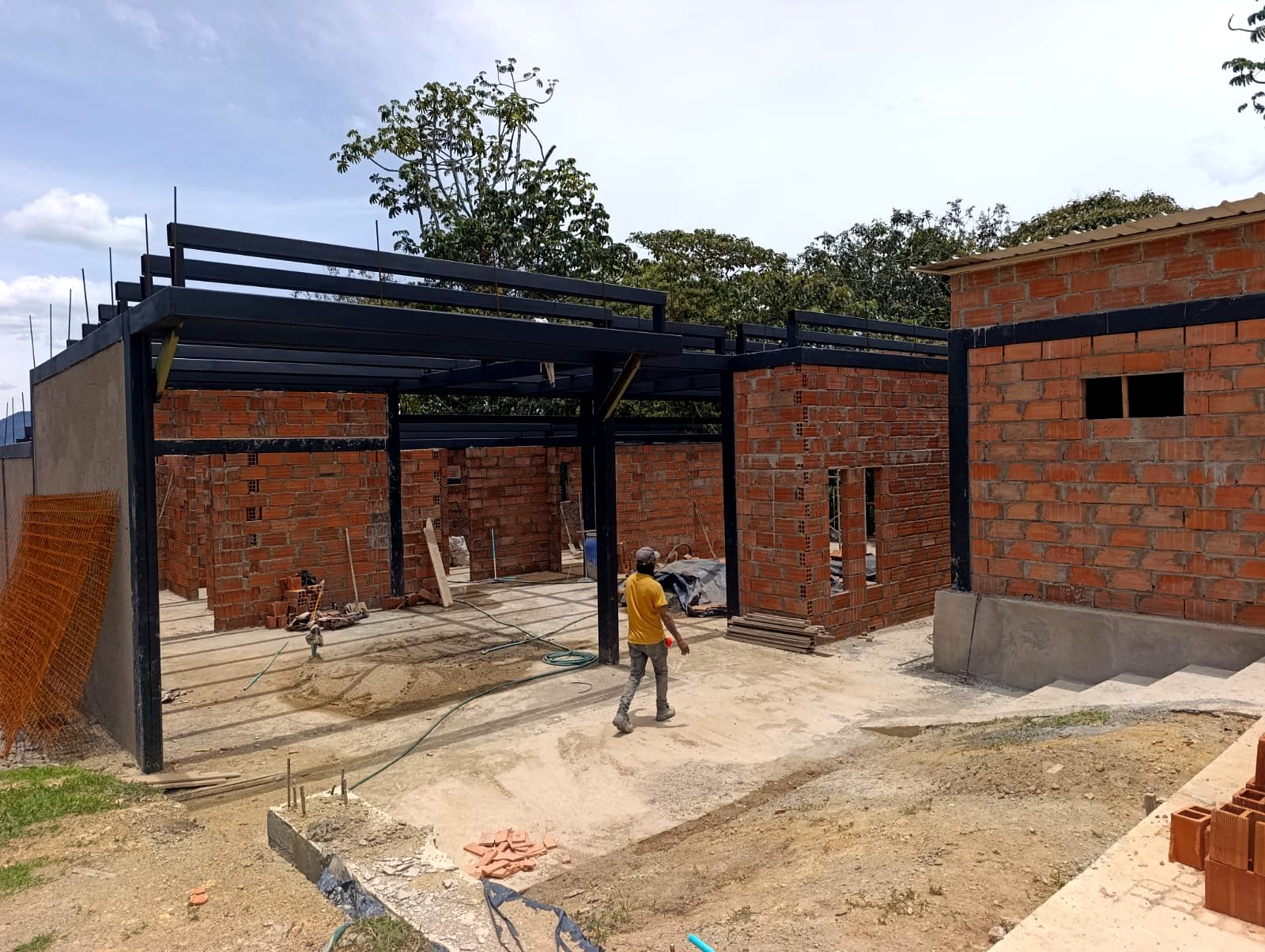 Casa campestre en construcción en La Ceja: estructura metálica, mampostería en ladrillo y acceso con gradas