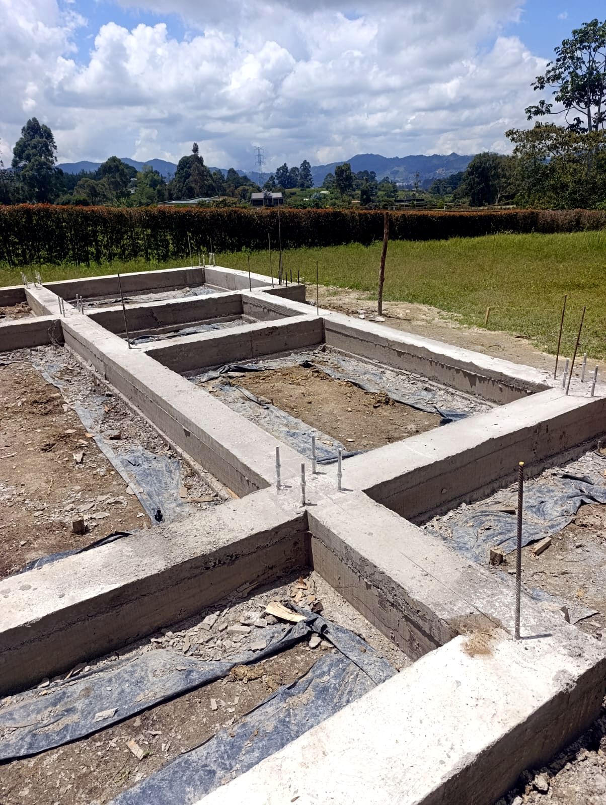 Vigas de fundación en concreto terminadas, alineadas y limpias
