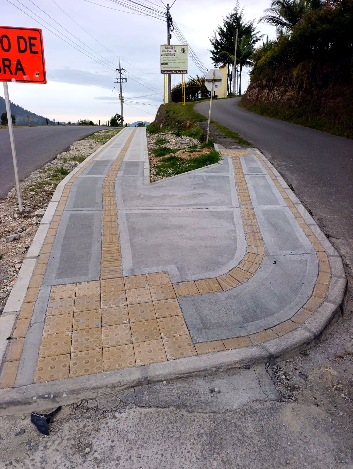 Andén rural en concreto con rampa, bordillo y loseta táctil amarilla en el Corregimiento Sur de Rionegro