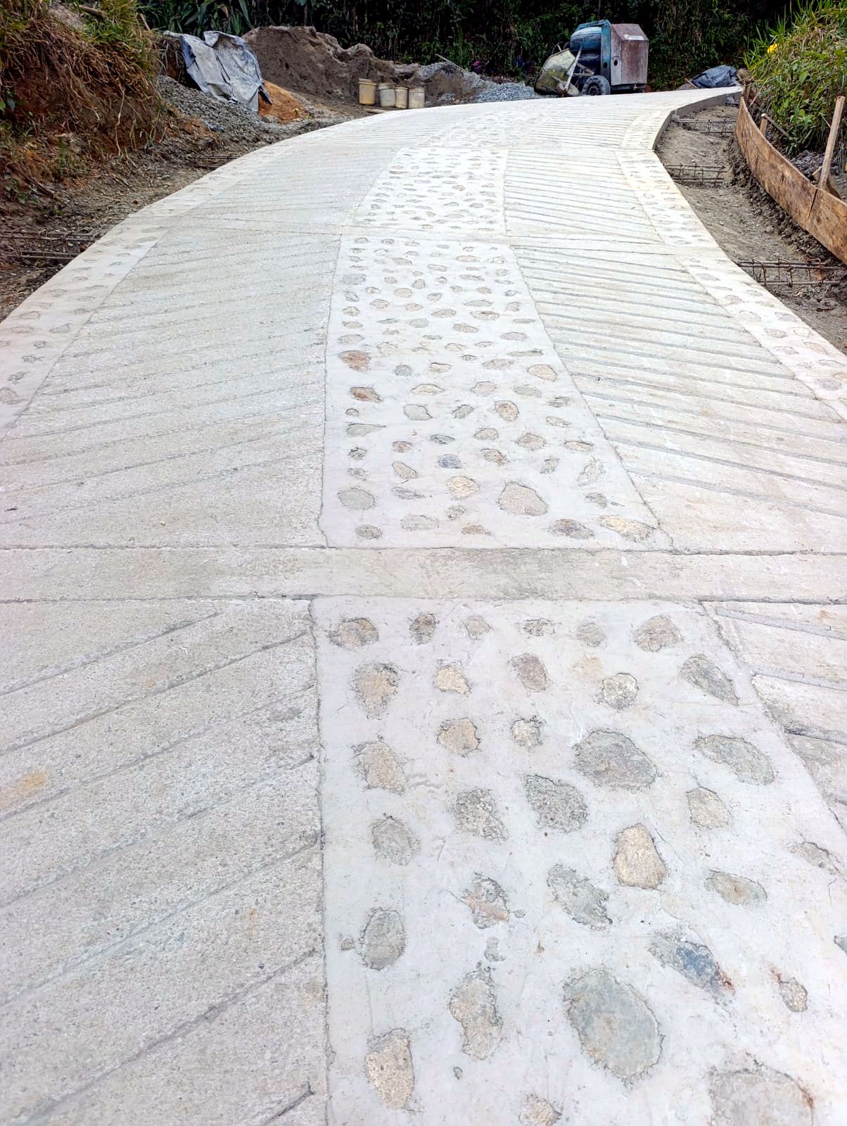 Superficie de concreto con textura estriada y piedra embebida